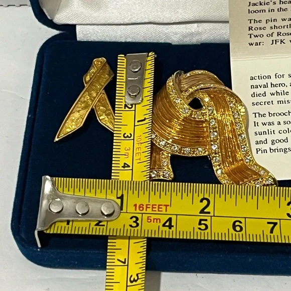 CAMROSE & KROSS Repo. Gold Ribbon Brooch/Pin of Jackie B. Kennedy w/ Certificate